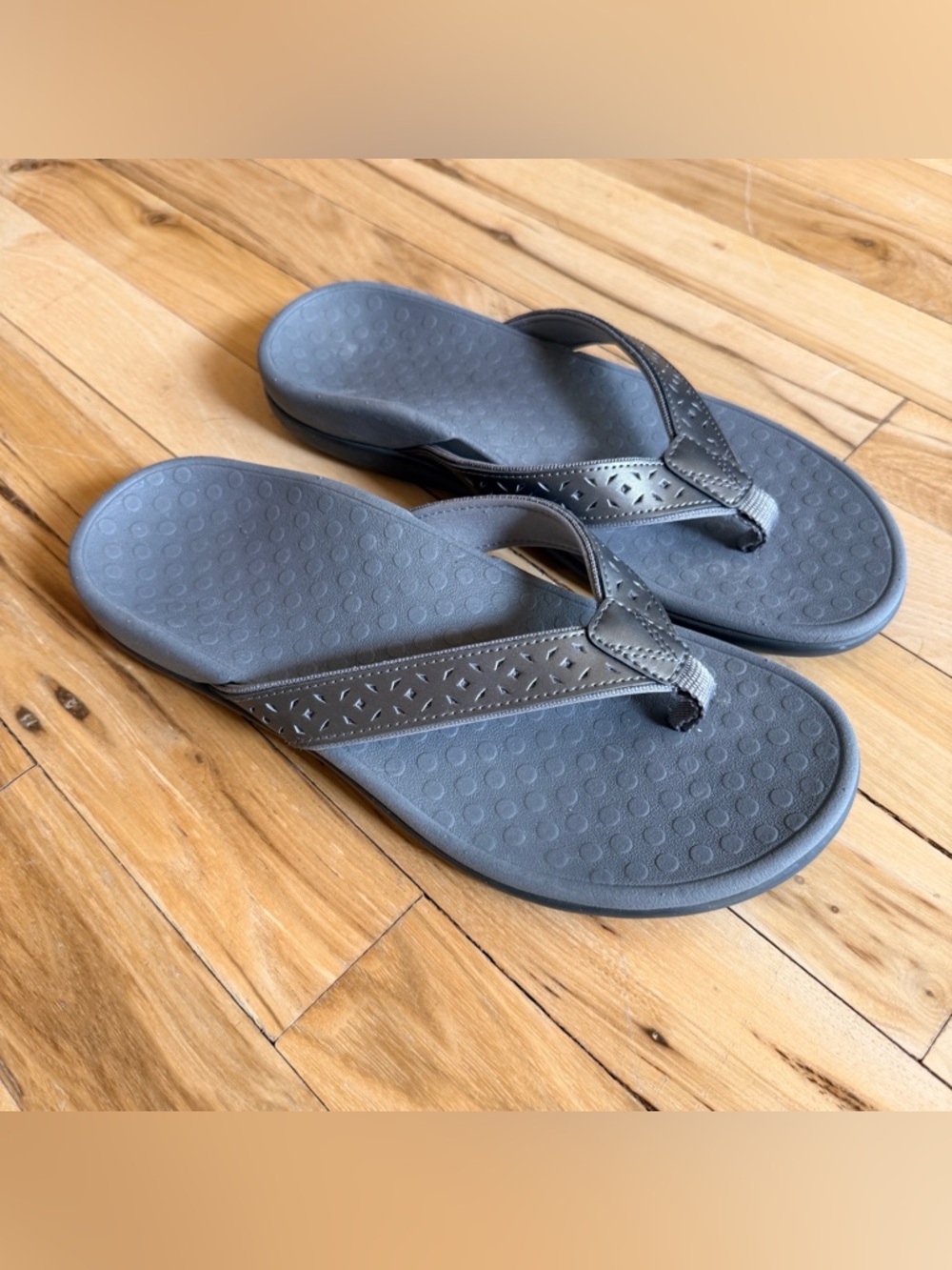 VIONIC TIDE PERF GRAY FLIP FLOP LEATHER SANDALS 8 (39) EXCELLENT
